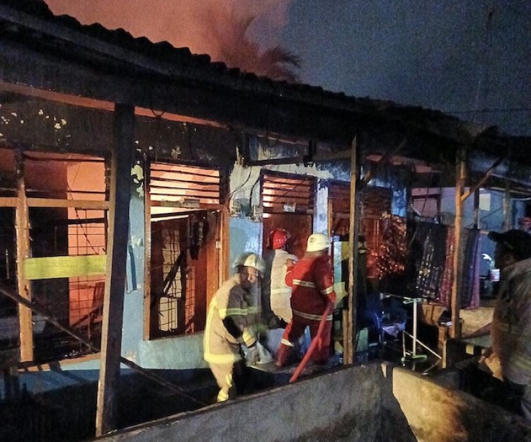 Api Mengamuk Di Bambu Kuning Pekanbaru, Empat Rumah Petak Hangus Terbakar
