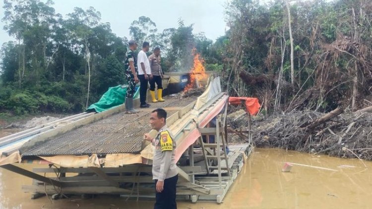 Sisir Penambangan Ilegal Di Batang Luai, Polsek Kuantan Mudik Musnahkan Lima Rakit PETI