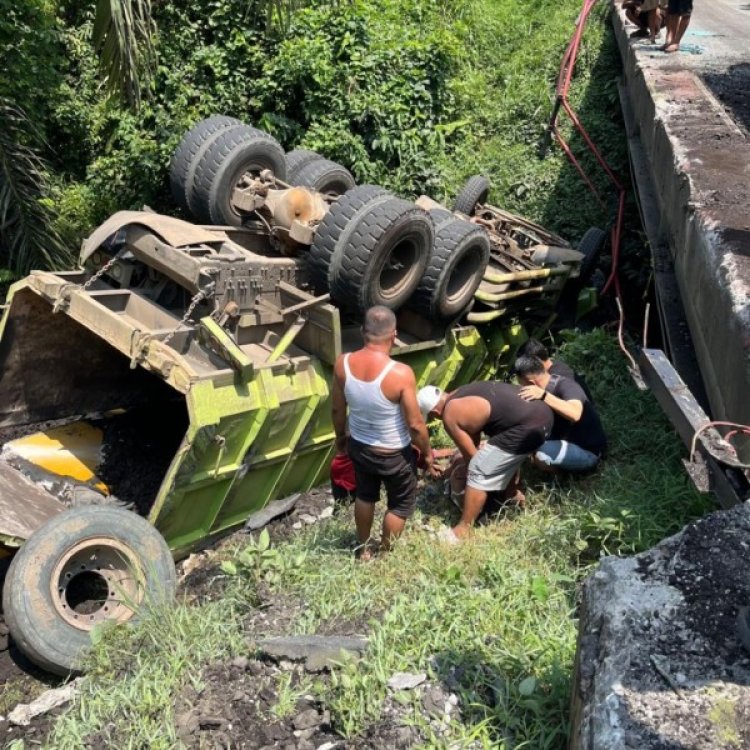 Truk Tronton Muatan Batu Bara Terbalik Di Kuansing, Supir Tak Lagi Bernyawa Terhimpit Kabin