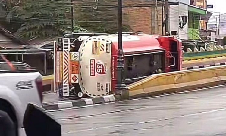 Diduga Sopir Mengantuk, Truk Tangki Terbalik Di Flyover Sudirman Pekanbaru