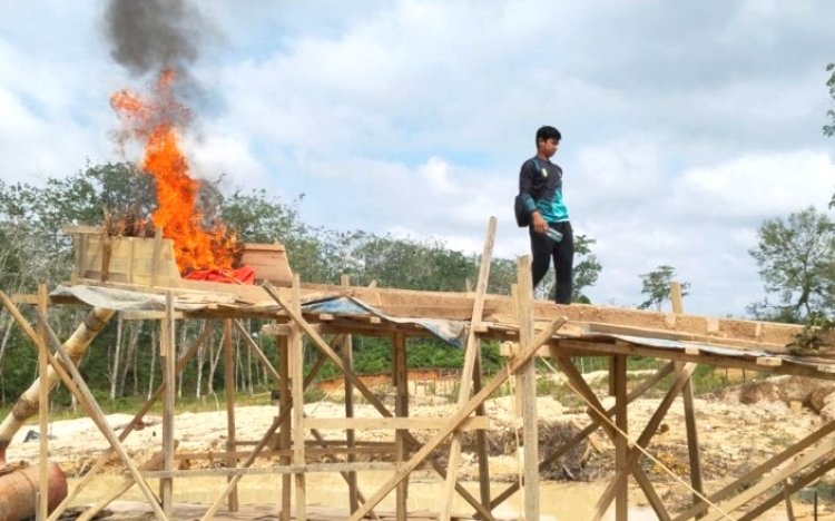 Berantas PETI Di Tombang, Polsek Pangean Musnahkan Lima Rakit Tanpa Pelaku