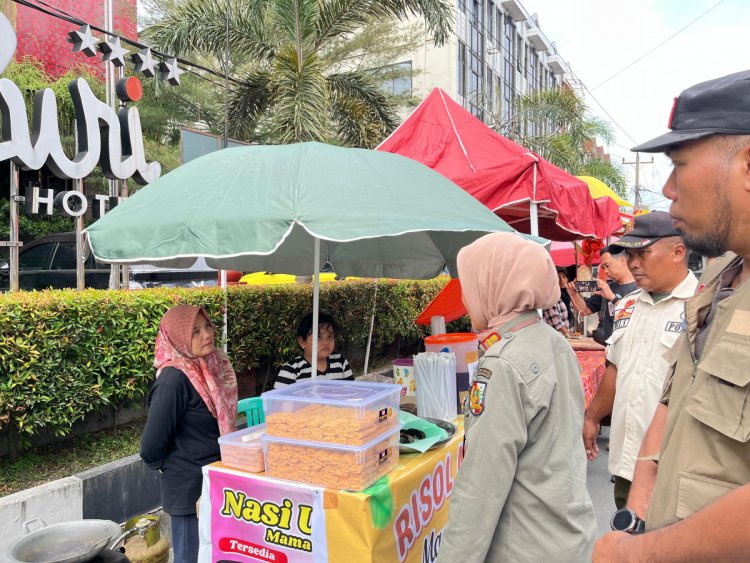 Ganggu Arus Lalu Lintas Tengku Umar, Satpol PP Pekanbaru Imbau PKL Takjil Jangan Gunakan Badan Jalan