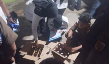 Razia Warung Remang-remang, Satpol PP Pekanbaru Sita Puluhan Botol Miras