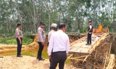 Tidak Temukan Pelaku Di Tanah Bekali, Polsek Pangean Bakar Dua Rakit PETI