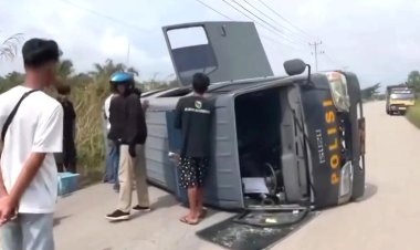 Bawa 14 Tahanan Ke Lapas Bengkalis, Mobil Polsek Mandau Terguling Di Medang Kampai