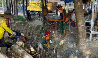 Sumbat Drainase Di Arifin Ahmad, Pemko Pekanbaru Tegur Pedagang Buang Sampah Durian Sembarangan