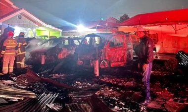 Sijago Merah Mengamuk Di Marpoyan Damai, 8 Kios Dan 2 Mobil Ludes Terbakar