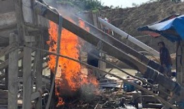 Tertibkan PETI Di Sungai Bawang, Polsek Singingi Hilir Musnahkan Dua Rakit Tambang Ilegal