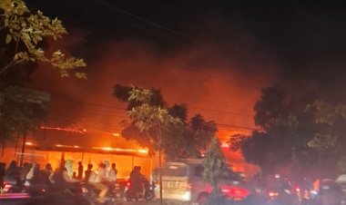 Kebakaran Di Marpoyan Damai, Kios Buah Depan SMK Pertanian Pekanbaru Hangus Dilalap Api