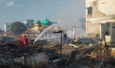 Kebakaran Hebat Landa Sungai Pakning, 10 Ruko Hangus Dilahap Si Jago Merah