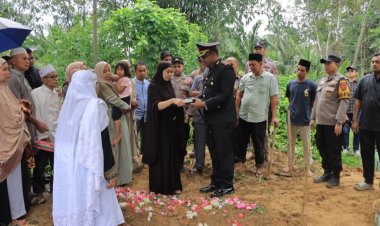 Gugur Saat Amankan Malam Takbiran, Kapolri Anugerahkan KPLB Anumerta Untuk Aiptu Apendra