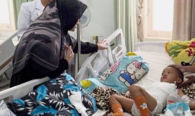 Tinjau Pos Pelayanan Lebaran, Bupati Siak Bagikan Ketupat Ke Petugas Dan Pasien