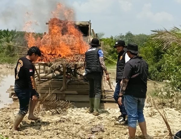 Operasi PETI Di Gunung Kesiangan, Polsek Benai Musnahkan Dua Rakit Tambang Ilegal