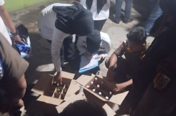 Razia Warung Remang-remang, Satpol PP Pekanbaru Sita Puluhan Botol Miras