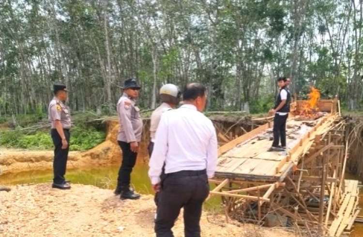 Tidak Temukan Pelaku Di Tanah Bekali, Polsek Pangean Bakar Dua Rakit PETI