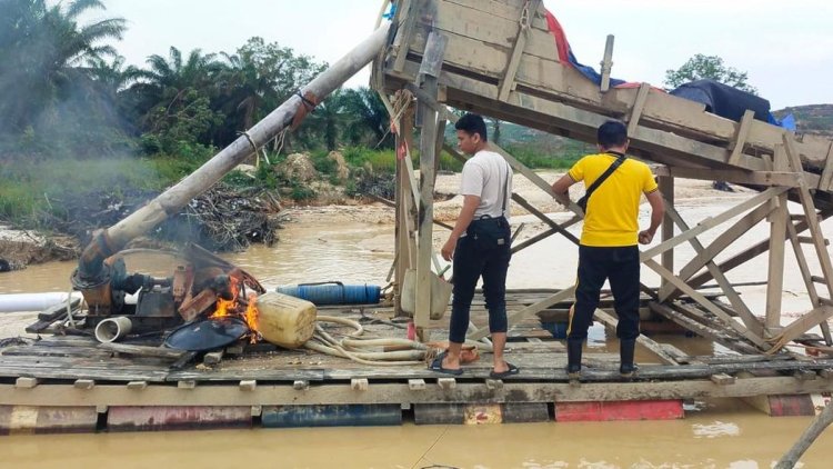 Operasi PETI Di Kuansing, Polisi Musnahkan 19 Rakit Tambang Ilegal Di Areal PT KTBM