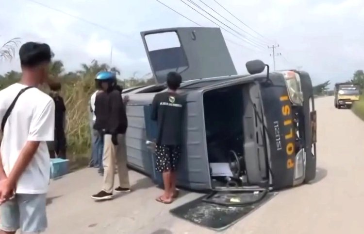Bawa 14 Tahanan Ke Lapas Bengkalis, Mobil Polsek Mandau Terguling Di Medang Kampai