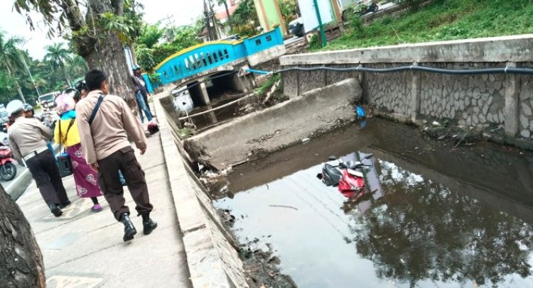 Alami Laka Tunggal, Motor Pemuda Pekanbaru Masuk Parit Di Simpang Parit Indah