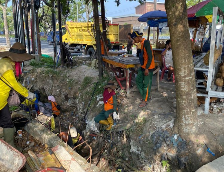 Sumbat Drainase Di Arifin Ahmad, Pemko Pekanbaru Tegur Pedagang Buang Sampah Durian Sembarangan