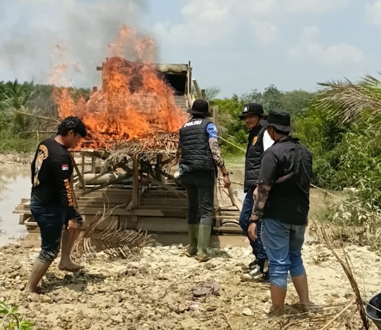 Operasi PETI Di Gunung Kesiangan, Polsek Benai Musnahkan Dua Rakit Tambang Ilegal