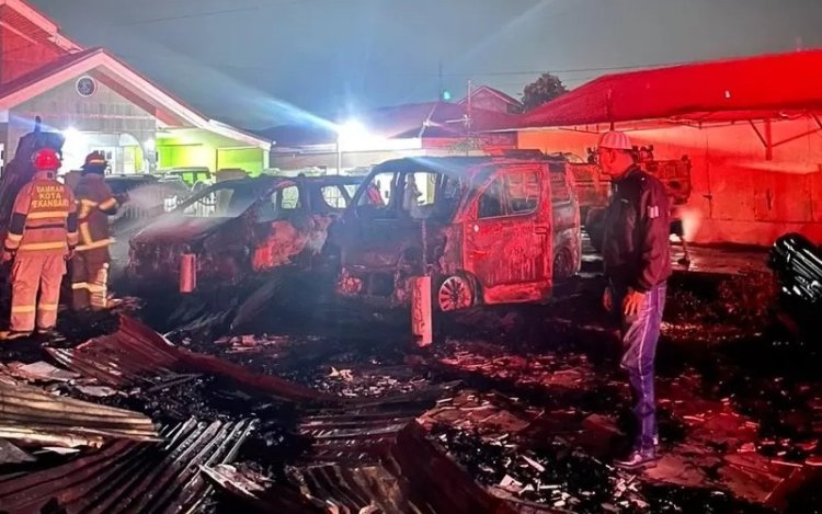 Sijago Merah Mengamuk Di Marpoyan Damai, 8 Kios Dan 2 Mobil Ludes Terbakar