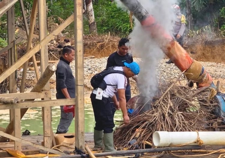Tertibkan Aktivitas PETI Di Kuantan Hilir, Polisi Musnahkan 5 Rakit Ilegal Dari 2 Desa