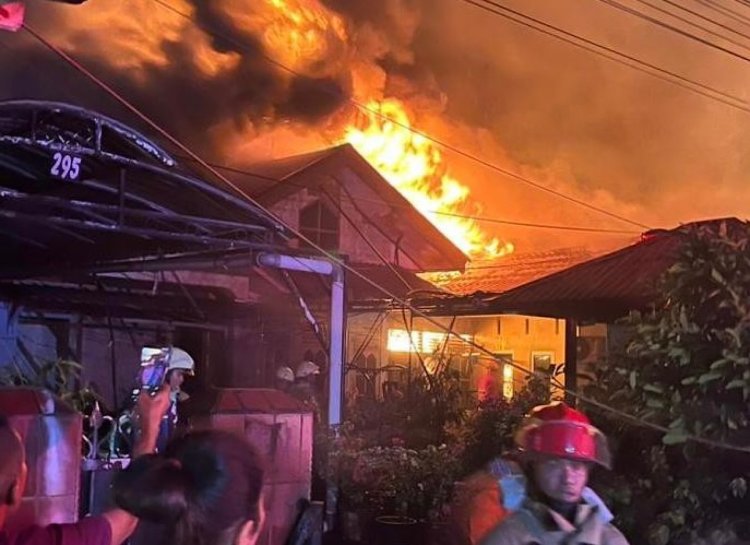 Kebakaran Hebat Di Marpoyan Damai, 8 Kios Dan 1 Rumah Ludes Dilahap Si Jago Merah