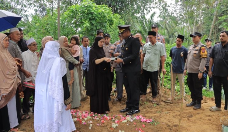 Gugur Saat Amankan Malam Takbiran, Kapolri Anugerahkan KPLB Anumerta Untuk Aiptu Apendra