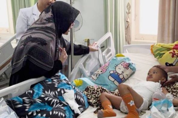 Tinjau Pos Pelayanan Lebaran, Bupati Siak Bagikan Ketupat Ke Petugas Dan Pasien