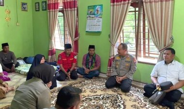 Sambangi Rumah Personel Manggala Agni, Kapolda Riau Kenang Muharmizan Sebagai Pahlawan Lingkungan