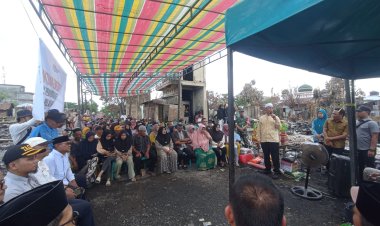 Dorong Pemulihan Dengan Gotong Royong, Pemkab Inhil Tinjau Langsung Korban Kebakaran Pasar Bom