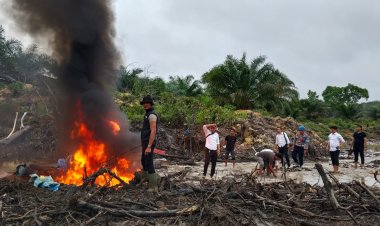 Berantas Tambang Emas Ilegal, Polsek Benai Musnahkan 5 Rakit PETI Di Danau Rawang Udang