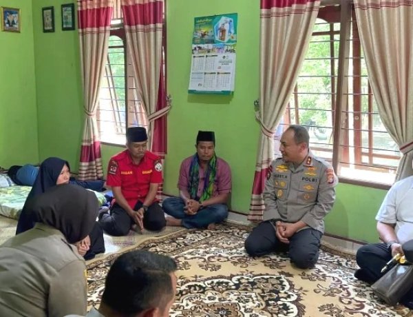 Sambangi Rumah Personel Manggala Agni, Kapolda Riau Kenang Muharmizan Sebagai Pahlawan Lingkungan