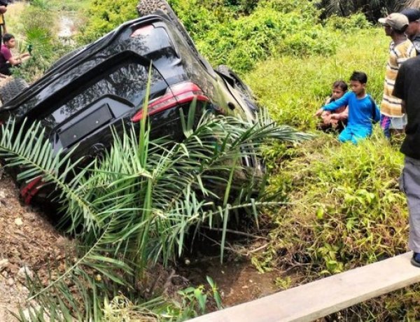 Mobil Innova Tabrak Mobil Dinas DPRD Bengkalis, Sopir Diduga Mengantuk Dan Positif Narkoba