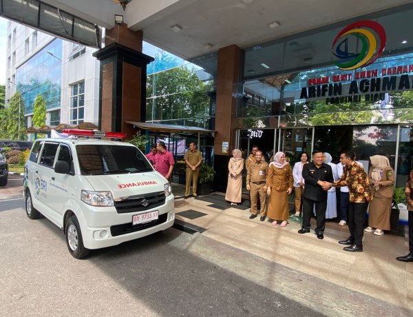 Perkuat Layanan Kesehatan, BRI Serahkan 2 Ambulans Baru Untuk RSUD Arifin Achmad