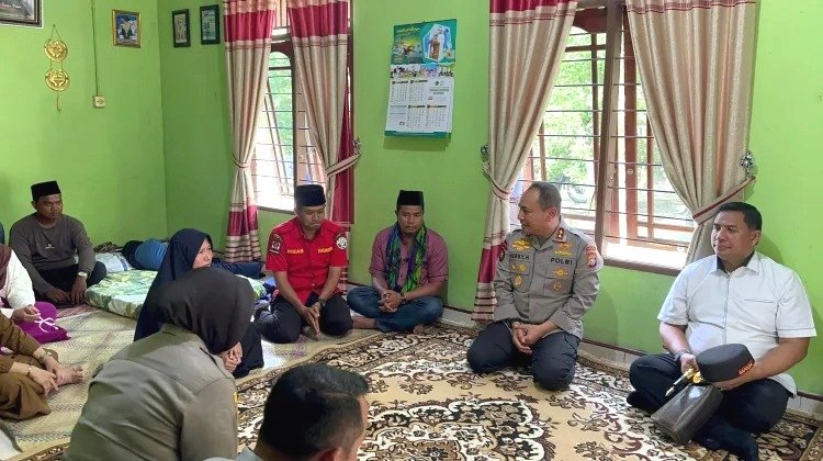 Sambangi Rumah Personel Manggala Agni, Kapolda Riau Kenang Muharmizan Sebagai Pahlawan Lingkungan