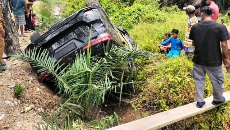 Mobil Innova Tabrak Mobil Dinas DPRD Bengkalis, Sopir Diduga Mengantuk Dan Positif Narkoba