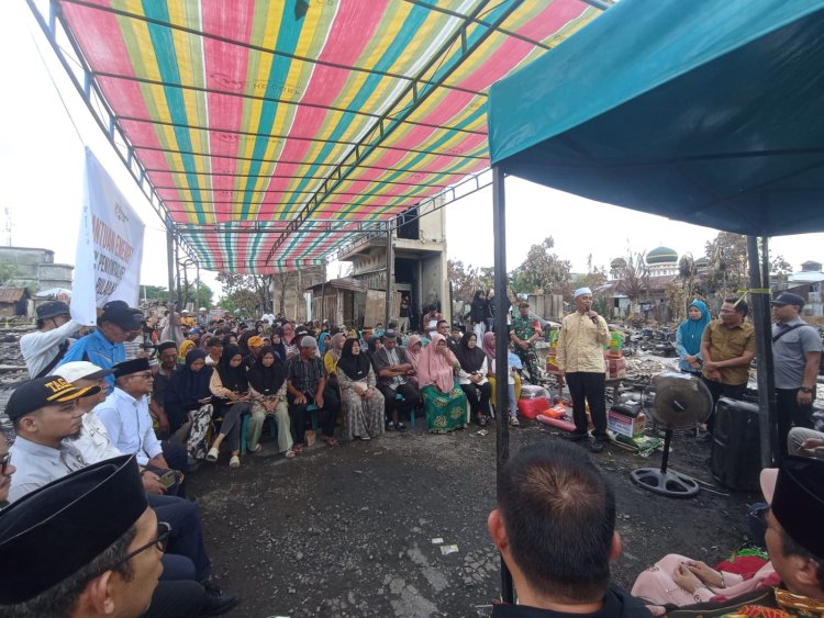 Dorong Pemulihan Dengan Gotong Royong, Pemkab Inhil Tinjau Langsung Korban Kebakaran Pasar Bom