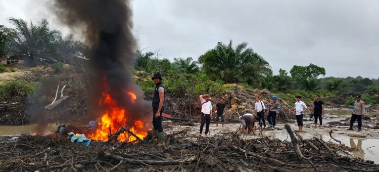 Berantas Tambang Emas Ilegal, Polsek Benai Musnahkan 5 Rakit PETI Di Danau Rawang Udang