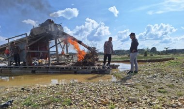 Berantas PETI Di Gunung Kesiangan, Polsek Benai Bakar 1 Unit Rakit Dompeng