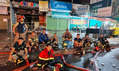Sijago Merah Lahap Ruko di Senapelan, Tujuh Armada Damkar Pekanbaru Berjibaku Jinakkan Api