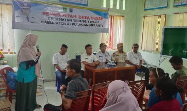 Warga Tebing Tinggi Terdampak Penutupan Panglong Arang, Pemkab Meranti Salurkan Bantuan Sembako