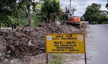 Antisipasi Banjir Saat Hujan Deras, Pemko Pekanbaru Gencarkan Normalisasi Drainase Di Sejumlah Titik