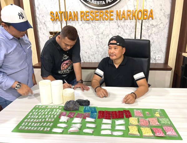 Bongkar Peredaran Narkoba Di Kampung Dalam, Polresta Pekanbaru Sita 240 Gram Sabu Dan Ratusan Pil Ekstasi