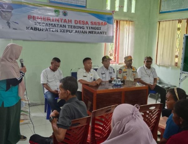 Warga Tebing Tinggi Terdampak Penutupan Panglong Arang, Pemkab Meranti Salurkan Bantuan Sembako