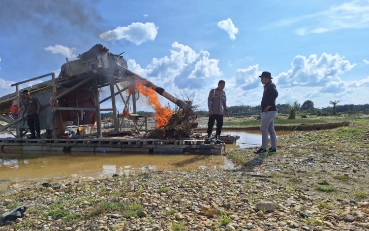 Berantas PETI Di Gunung Kesiangan, Polsek Benai Bakar 1 Unit Rakit Dompeng