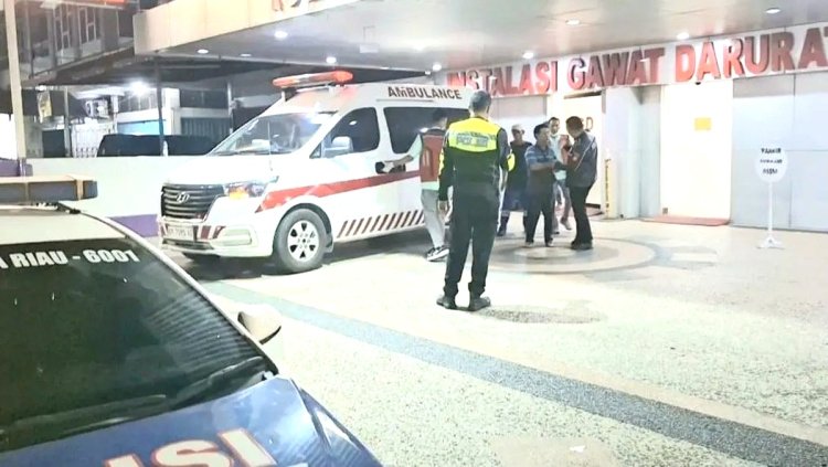 Ambulans Mogok Tengah Malam Di Tol Permai, Porsonel PJR Polda Riau Evakuasi Pasien Kritis Ke Rumah Sakit
