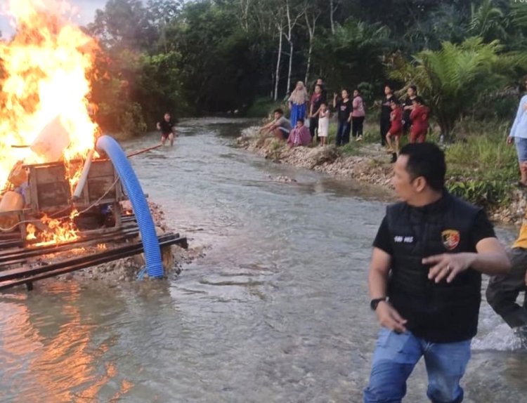 Berantas PETI Di Sentajo Raya, Polsek Benai Bakar 1 Unit Rakit Setingkai