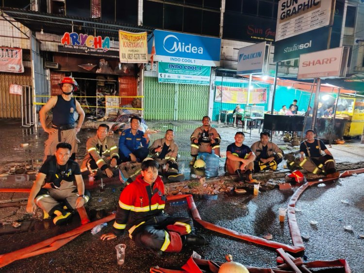 Sijago Merah Lahap Ruko di Senapelan, Tujuh Armada Damkar Pekanbaru Berjibaku Jinakkan Api