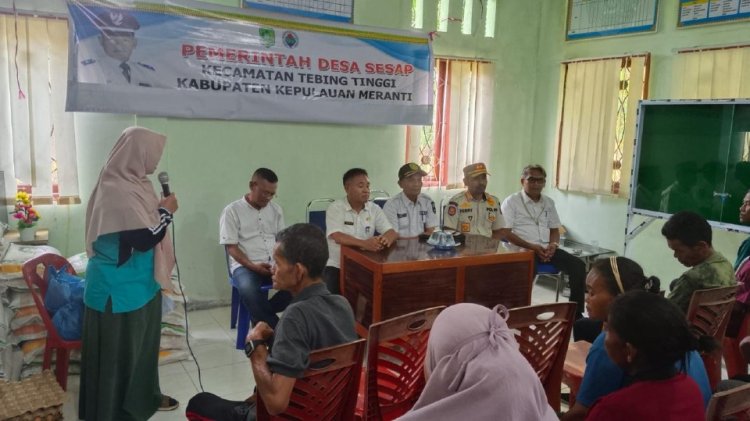 Warga Tebing Tinggi Terdampak Penutupan Panglong Arang, Pemkab Meranti Salurkan Bantuan Sembako